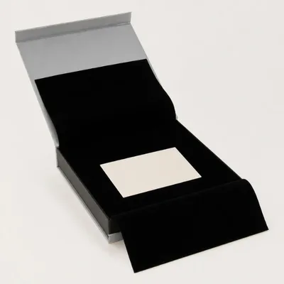 Etui mit Magnet, 158 × 158 × 25 mm